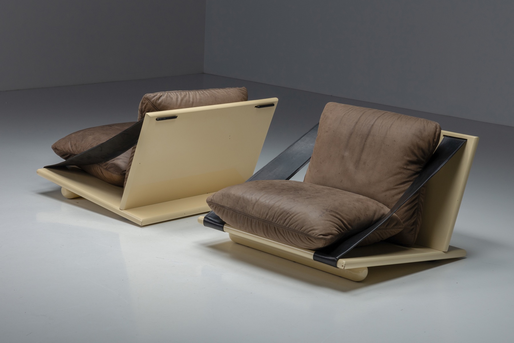 Vintage lounge chairs in lacquer and leather from the 1970s design