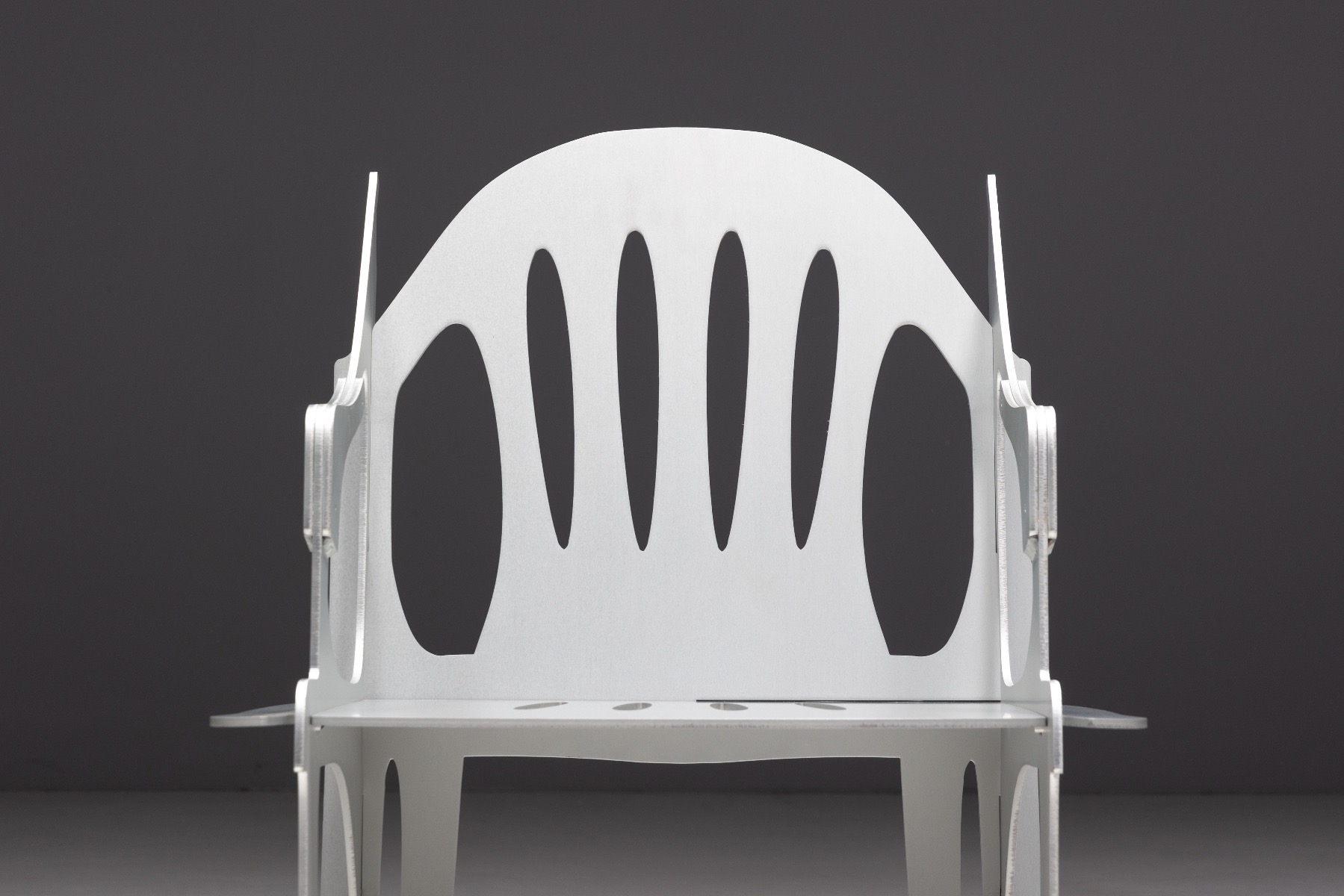 Gallery design Flatscreen chair with sculptural form