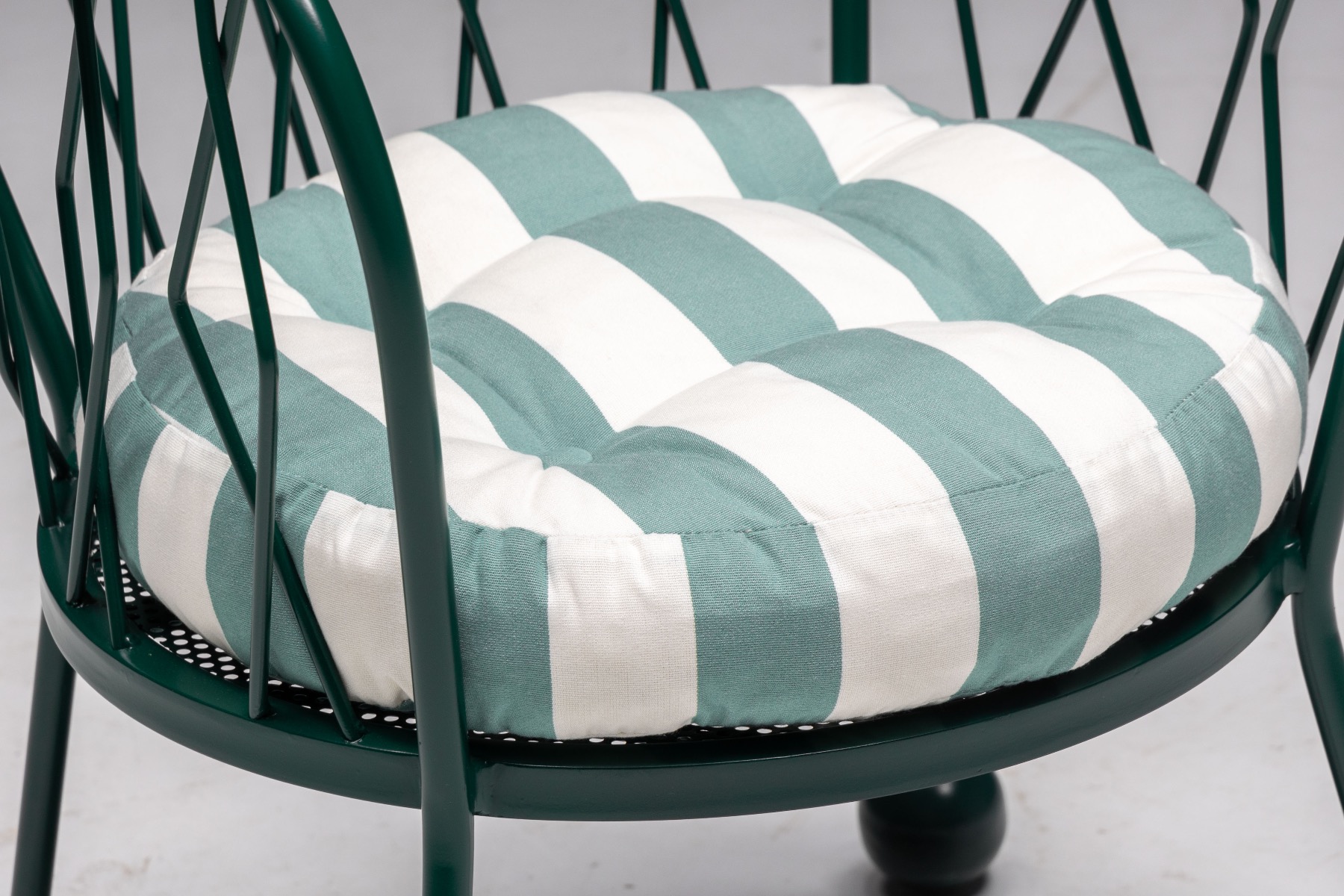 Mid century garden seating with sculptural character