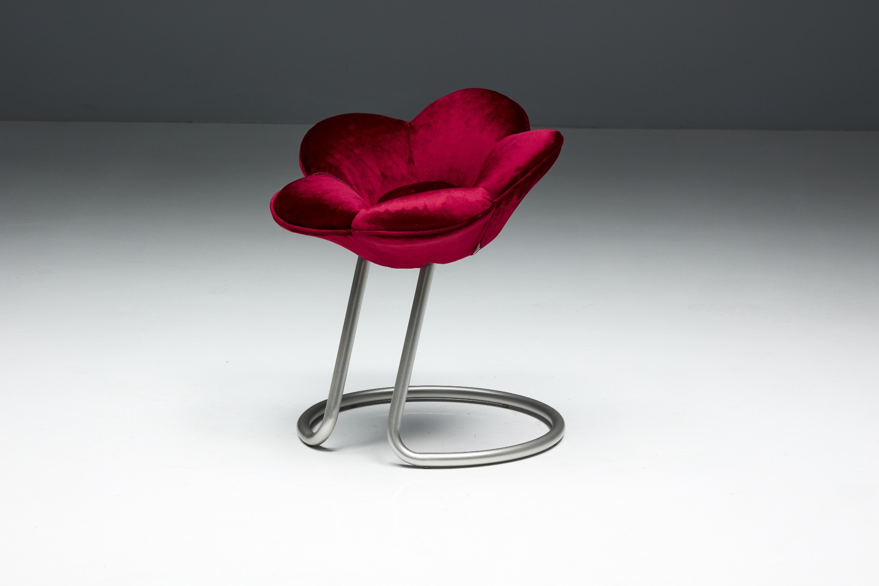 Sculpted flower stool with dynamic form