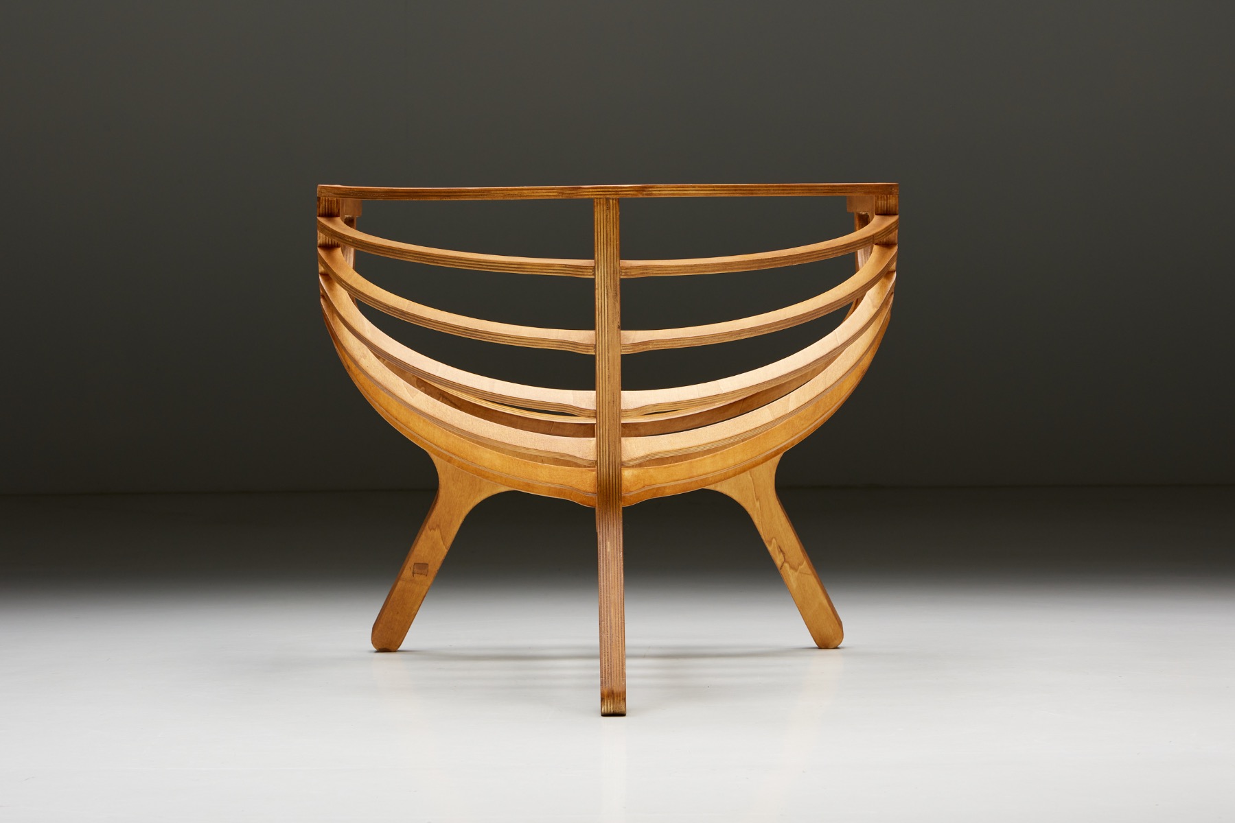 Timeless shell lounge chair in sculptural design