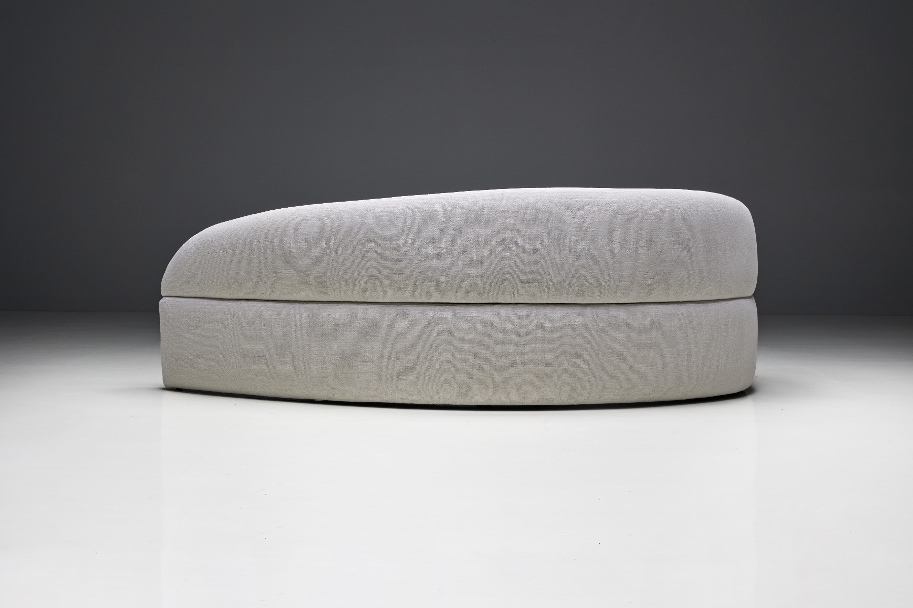 Sculpted Comete sofa Kagan