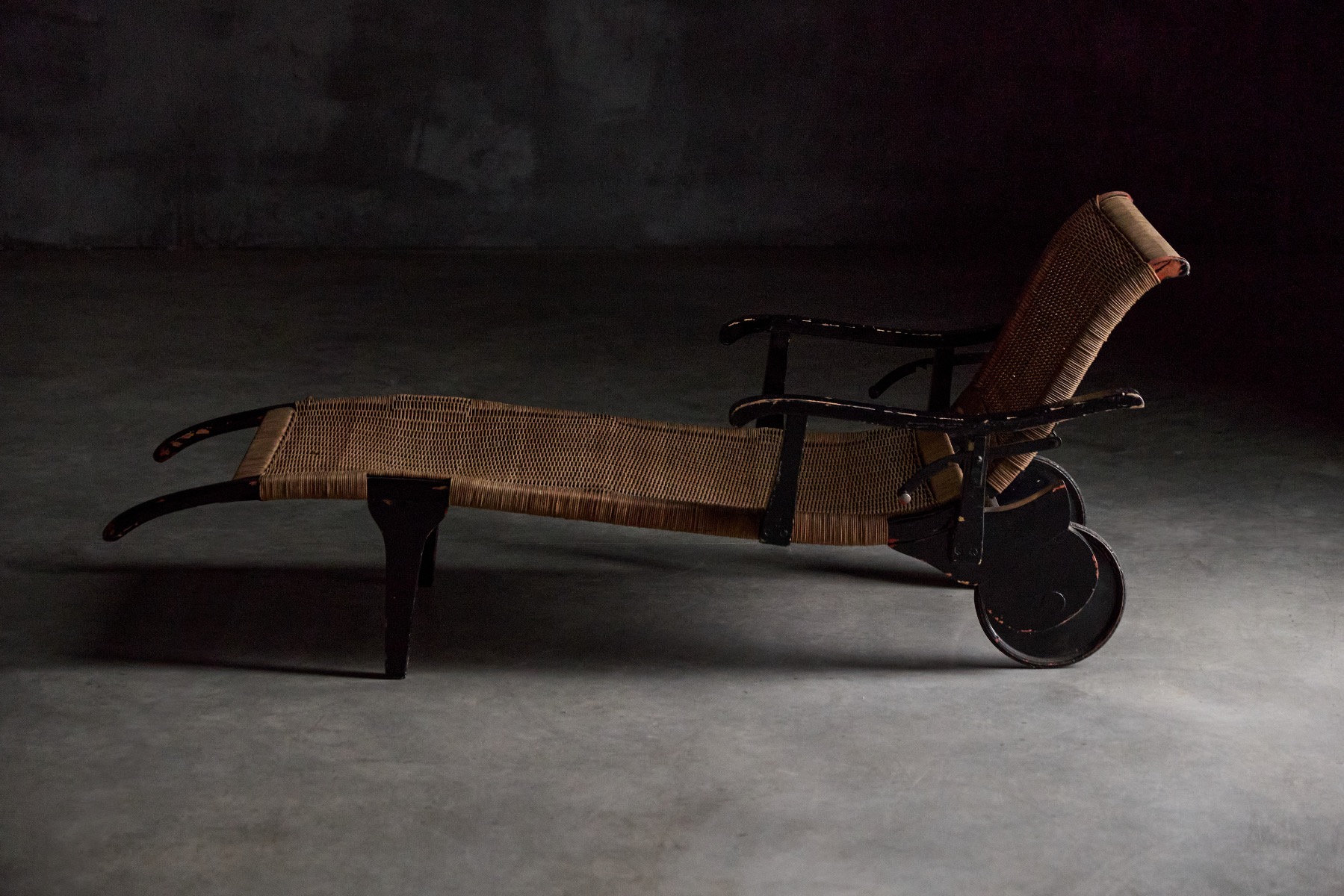 	1925 primitive wooden sunbed