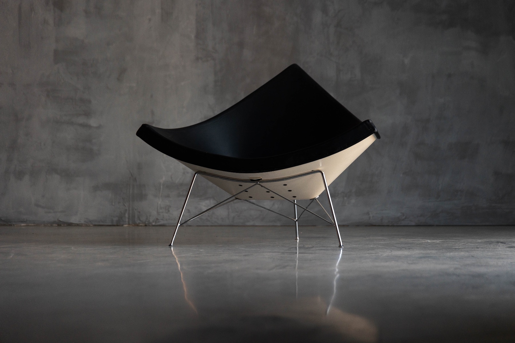 Iconic mid century Coconut Chair with sculptural shell