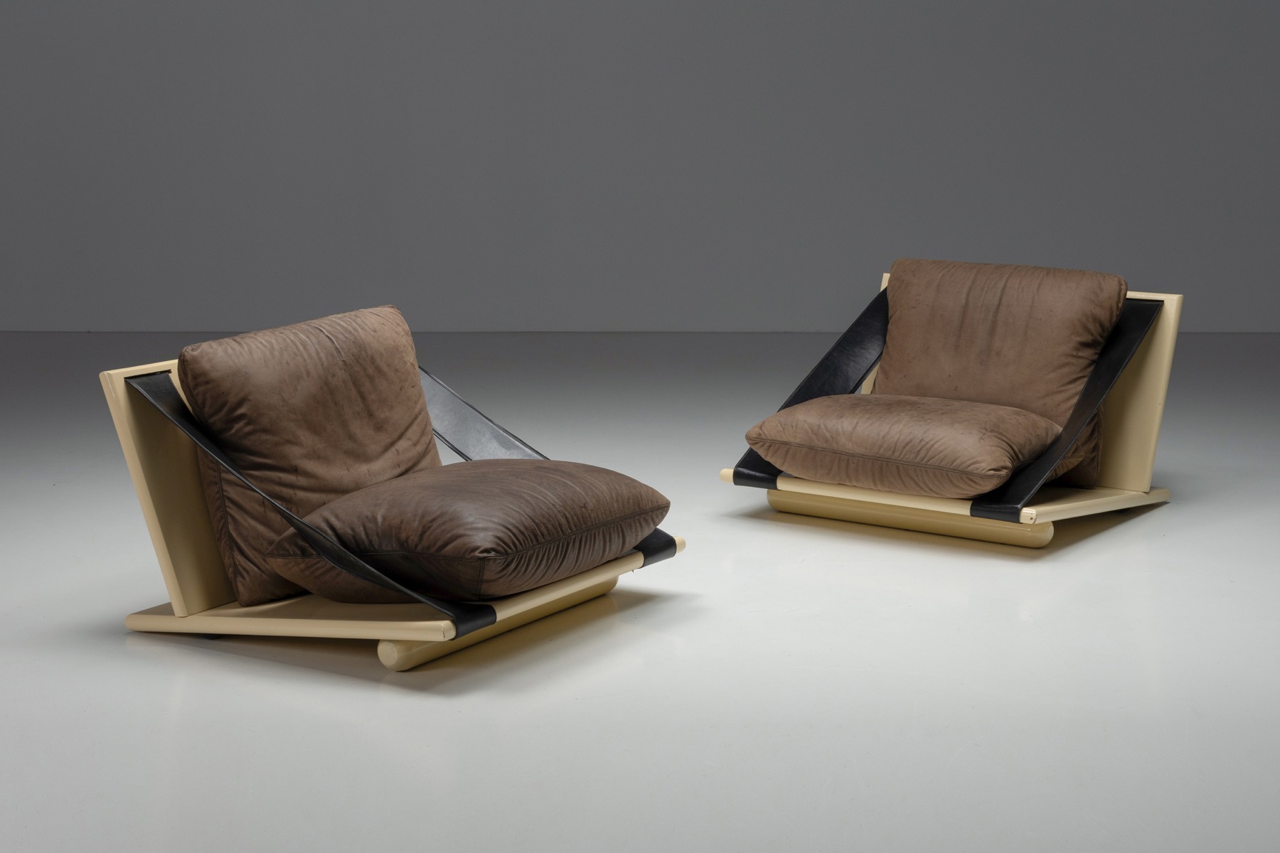 1970s lounge chairs in lacquer and leather modern style