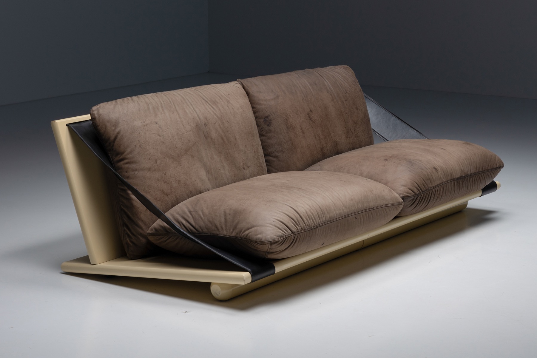 1970s two seater sofa in lacquer and leather modern style