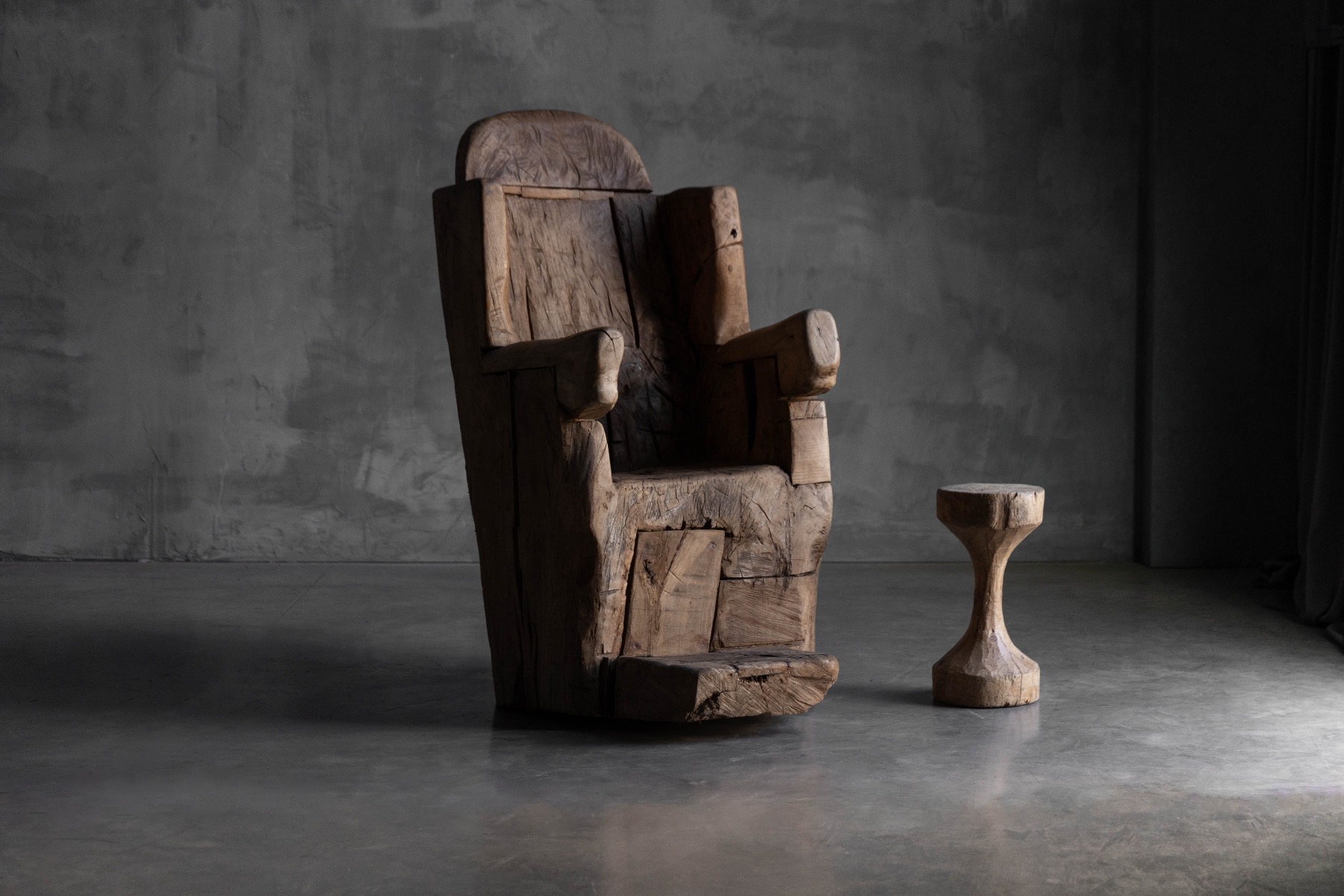 Antique monoxylite throne chair with sculptural form
