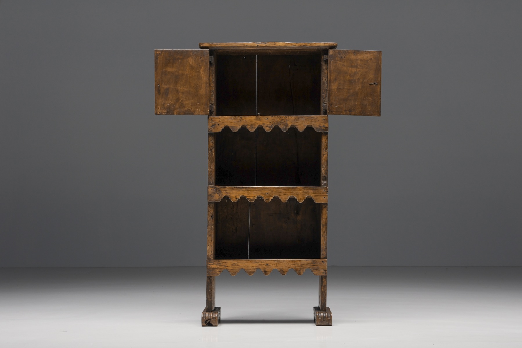 Primitive Breton high board in solid wood design
