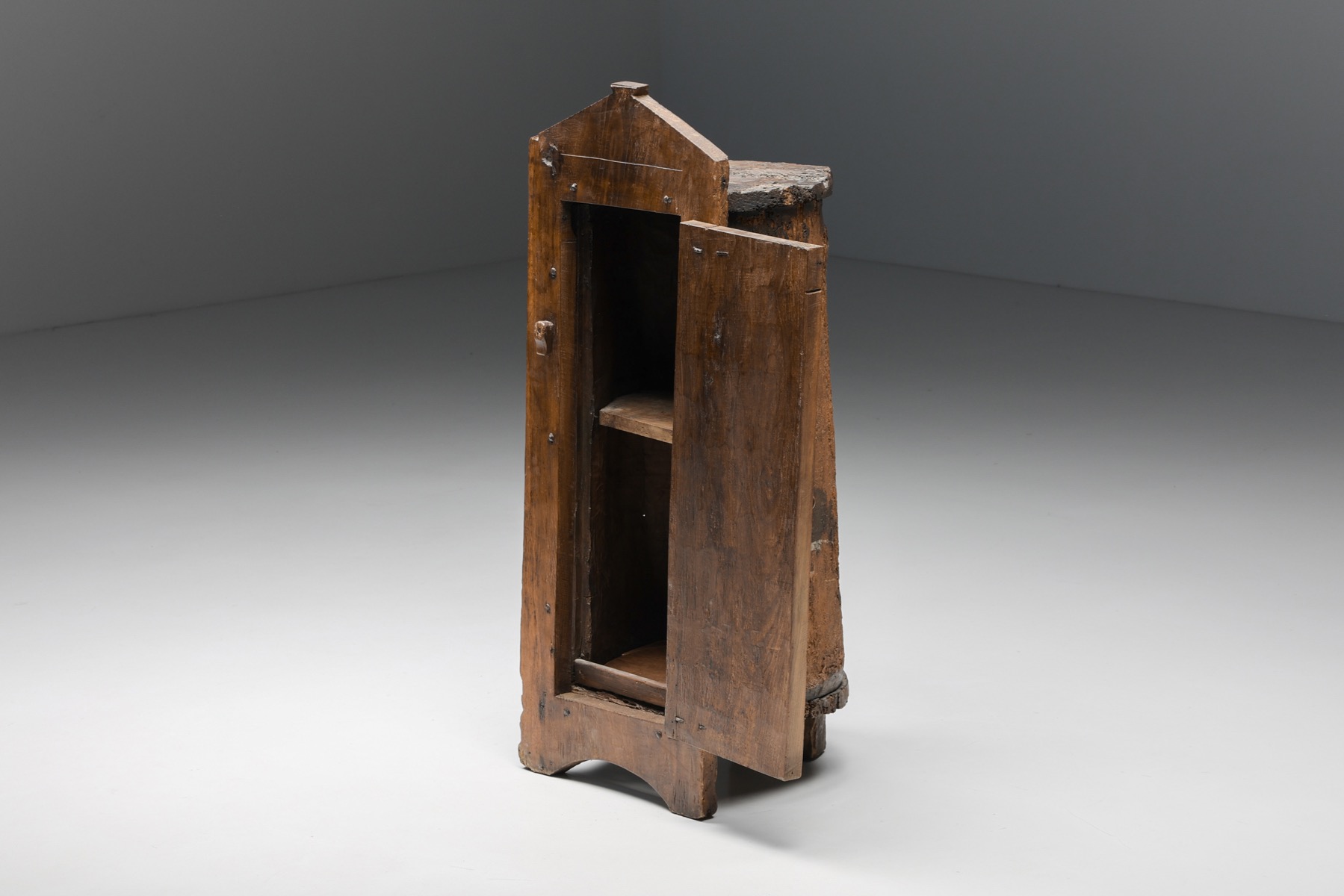 Primitive high board in wood with door and shelves design