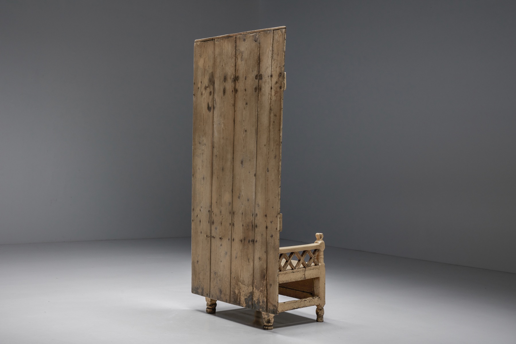 Primitive Irish settle chair in wooden design