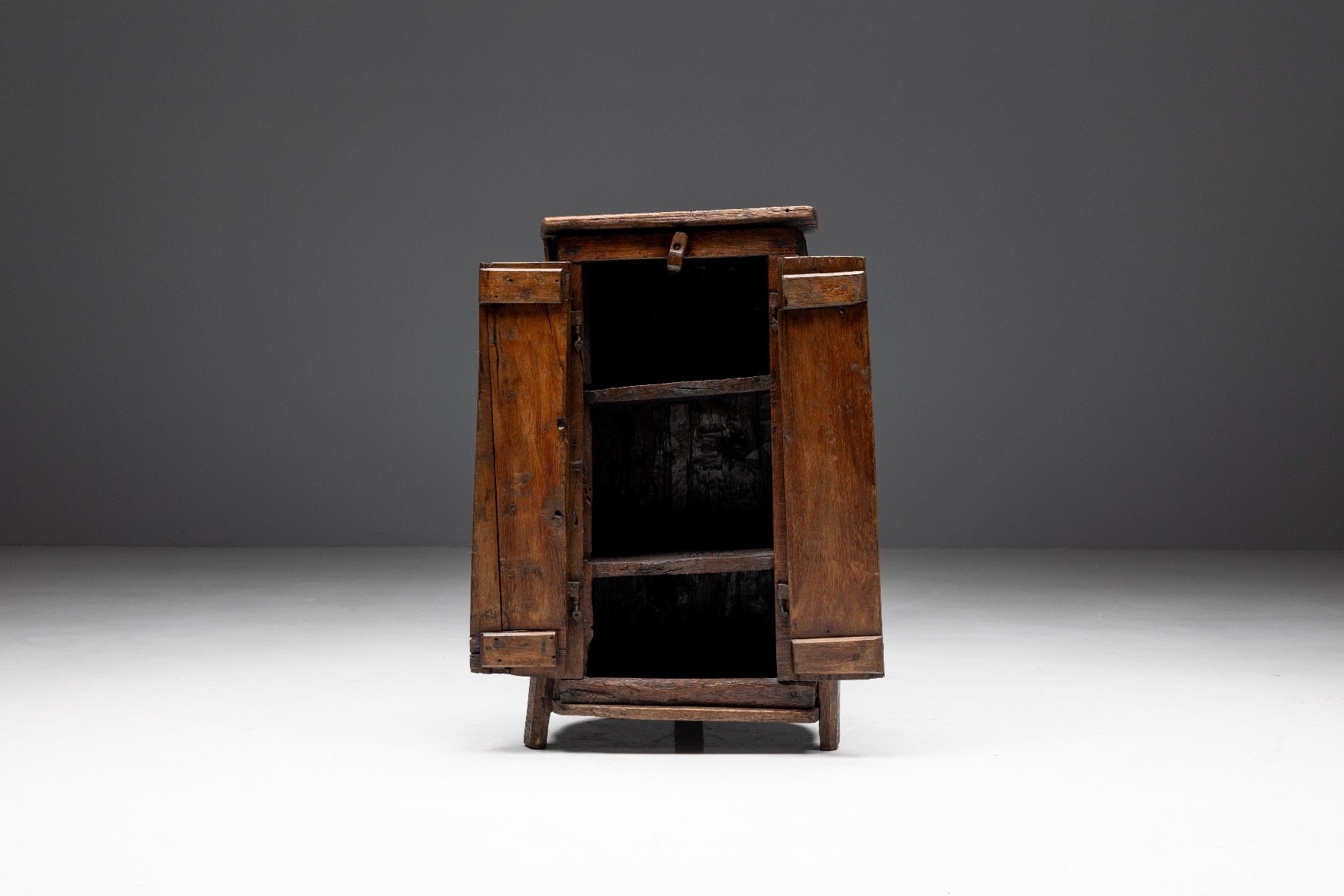 Primitive monoxylite cabinet with rustic design