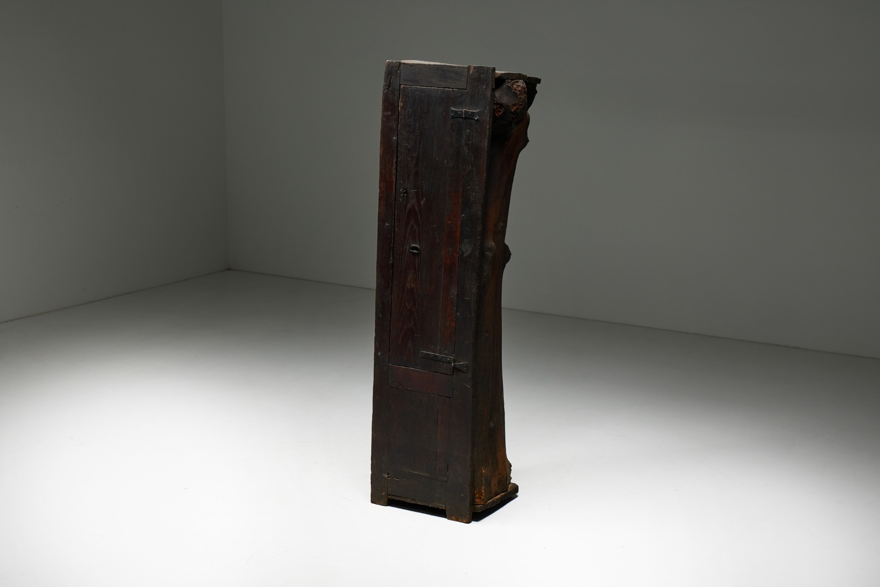 Primitive solid wood cabinet in travail populaire style