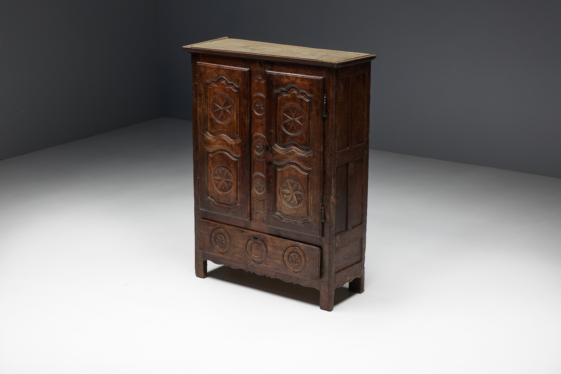 Primitive travail populaire wooden cabinet
