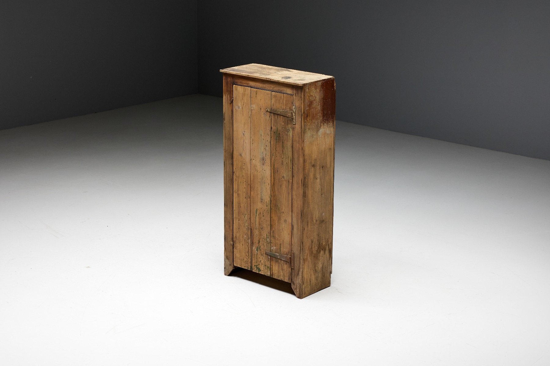 Primitive travail populaire wooden cabinet