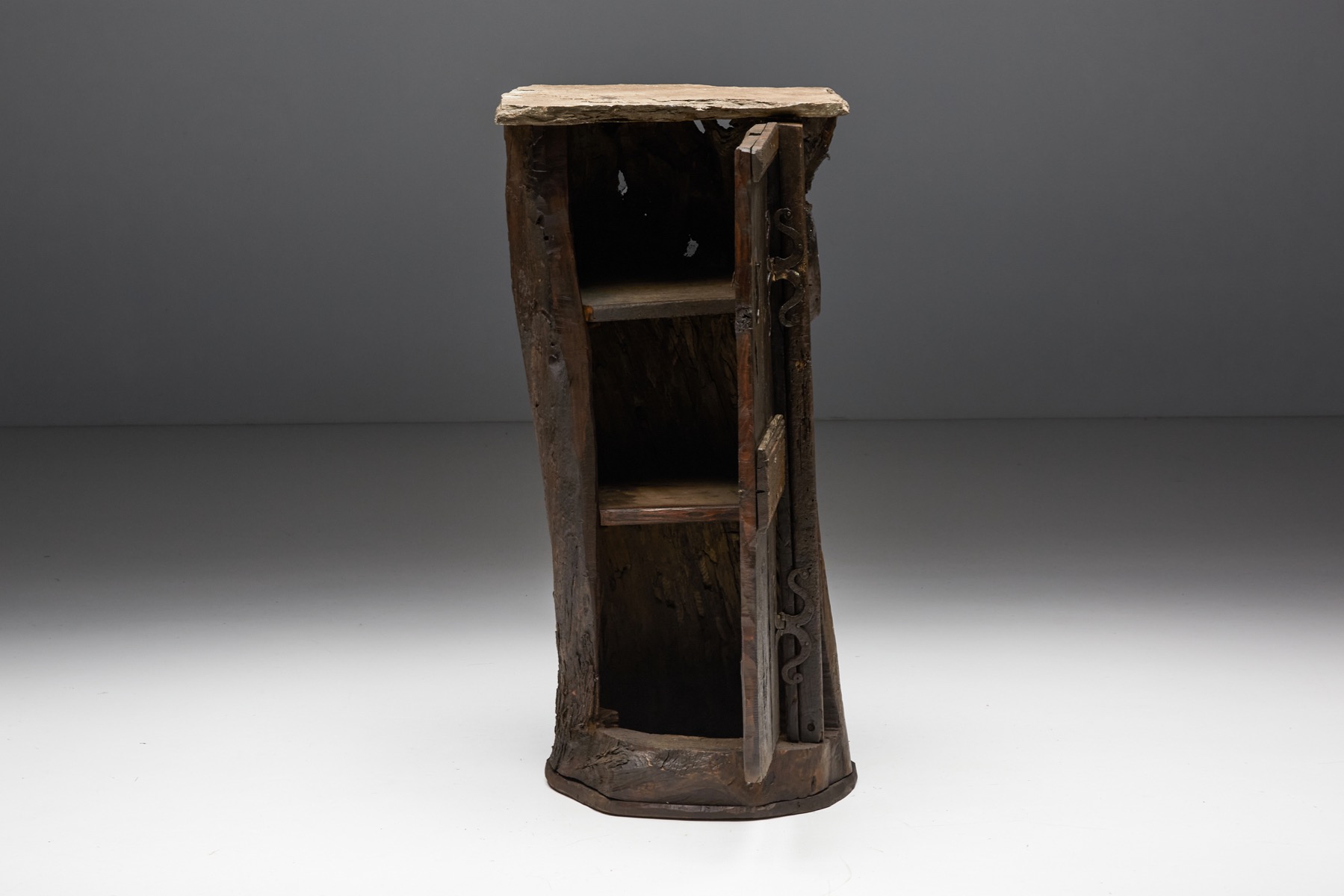 Primitive travail populaire wooden cabinet