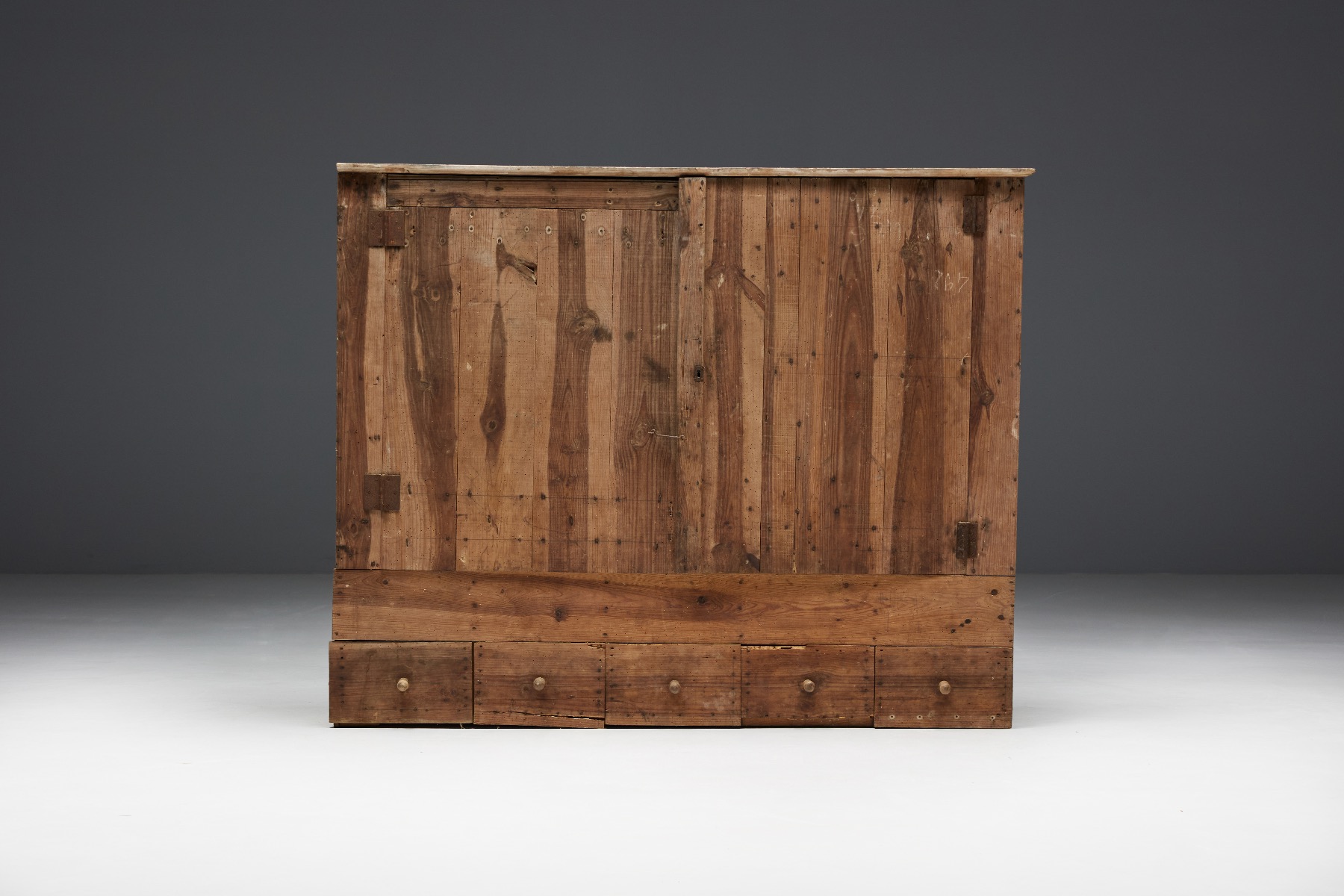 Primitive travail populaire wooden cupboard