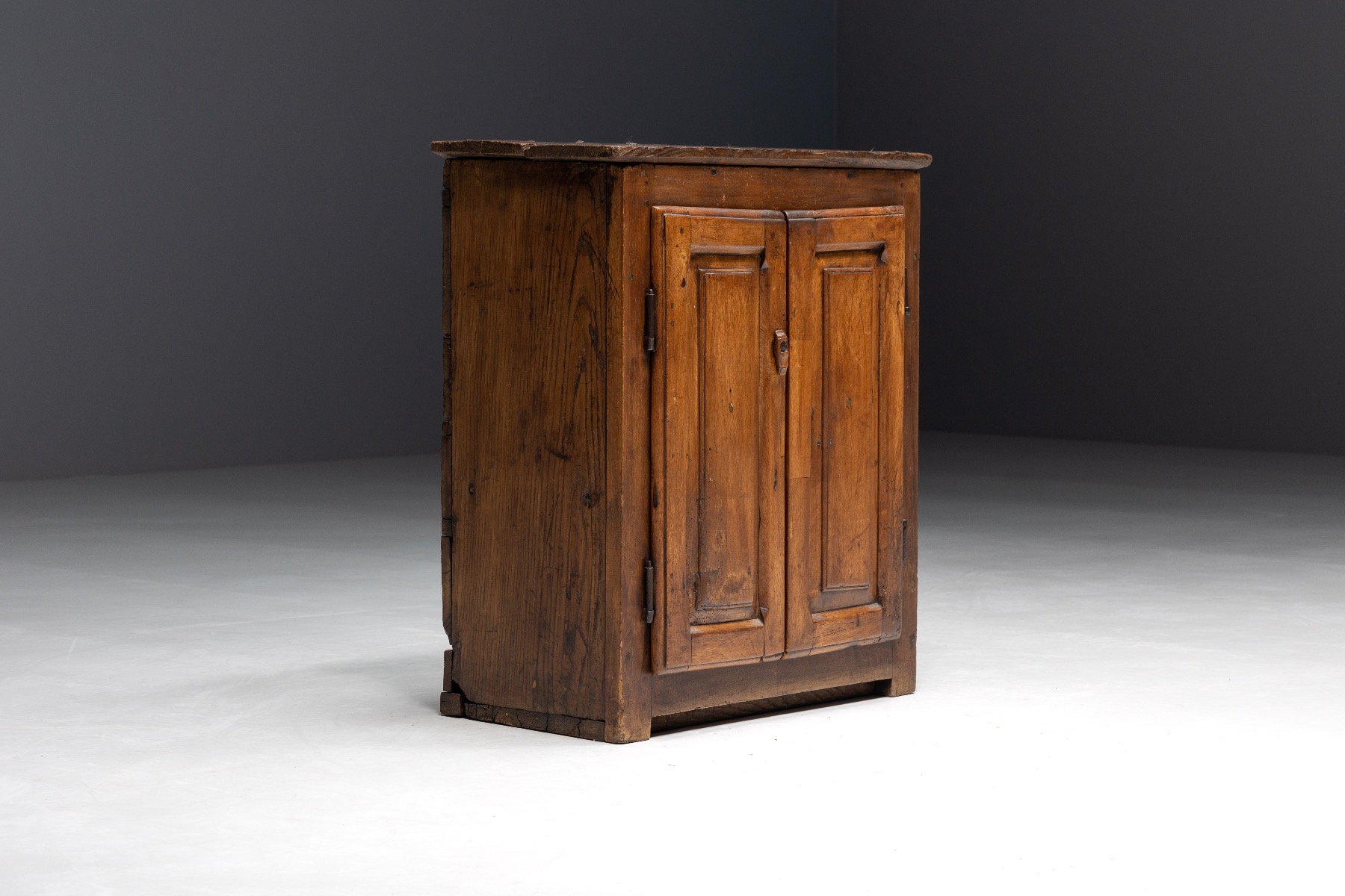 Primitive travail populaire wooden cupboard