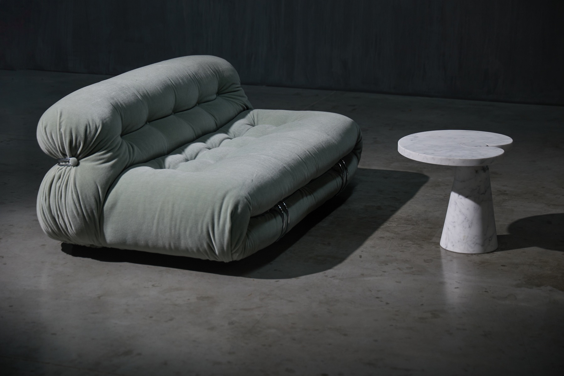 Sculptural 1970s side table in Carrara marble