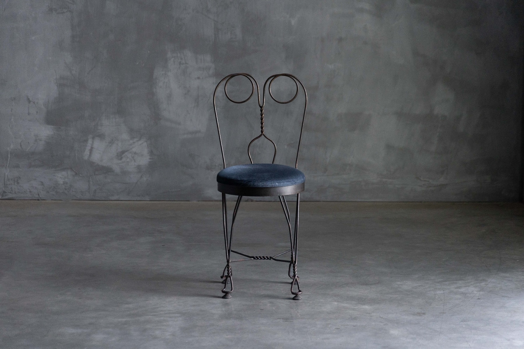 Vintage butterfly chair in wrought iron with mid century design