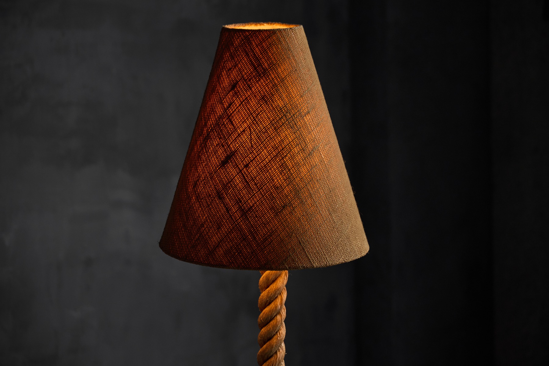 Rope floor lamp with rustic character and woven jute shade