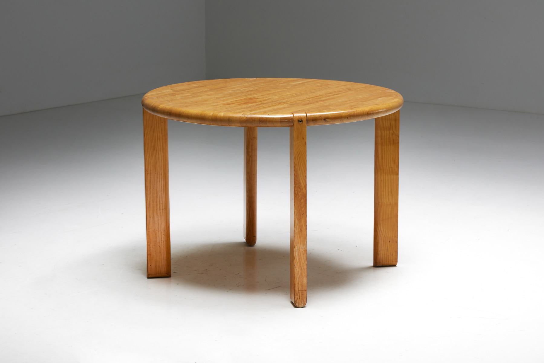Mid-Century Pine Round Dining Table - 1960s