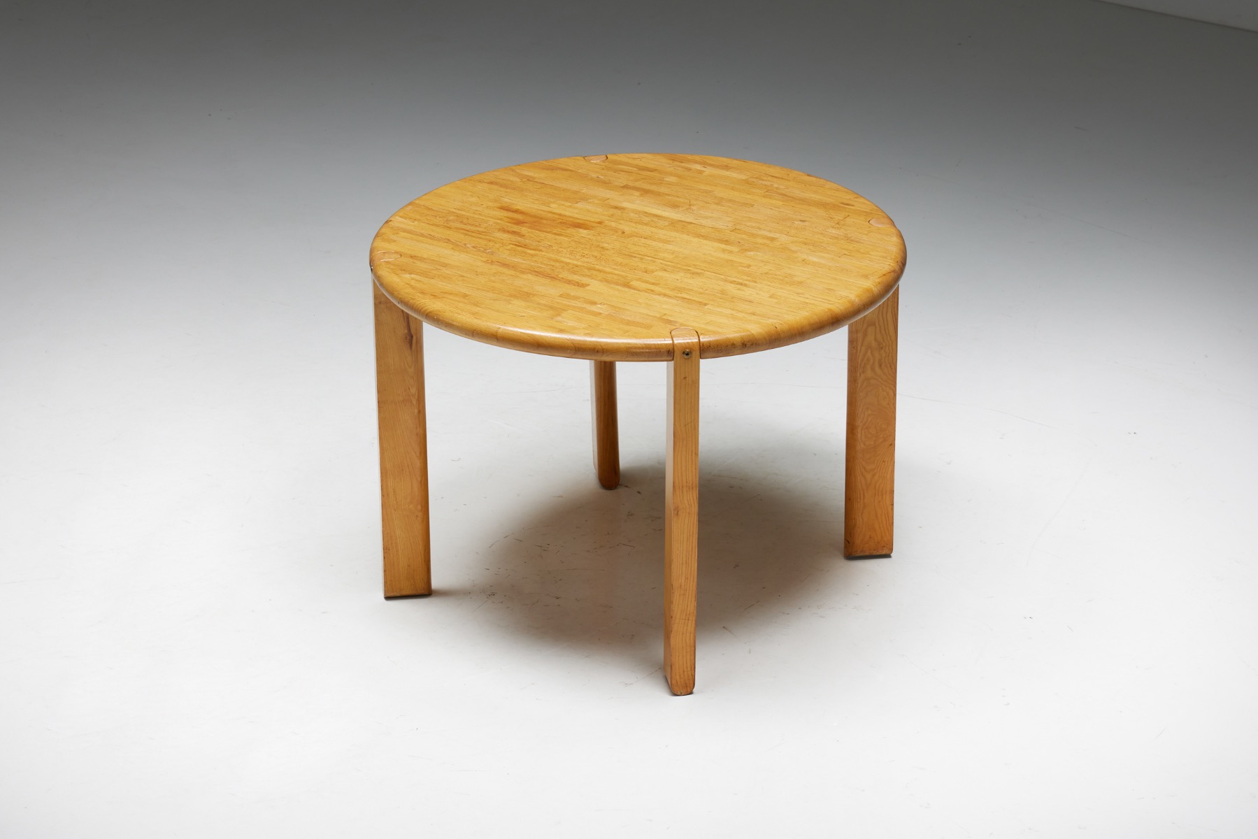 Mid-Century Pine Round Dining Table - 1960s
