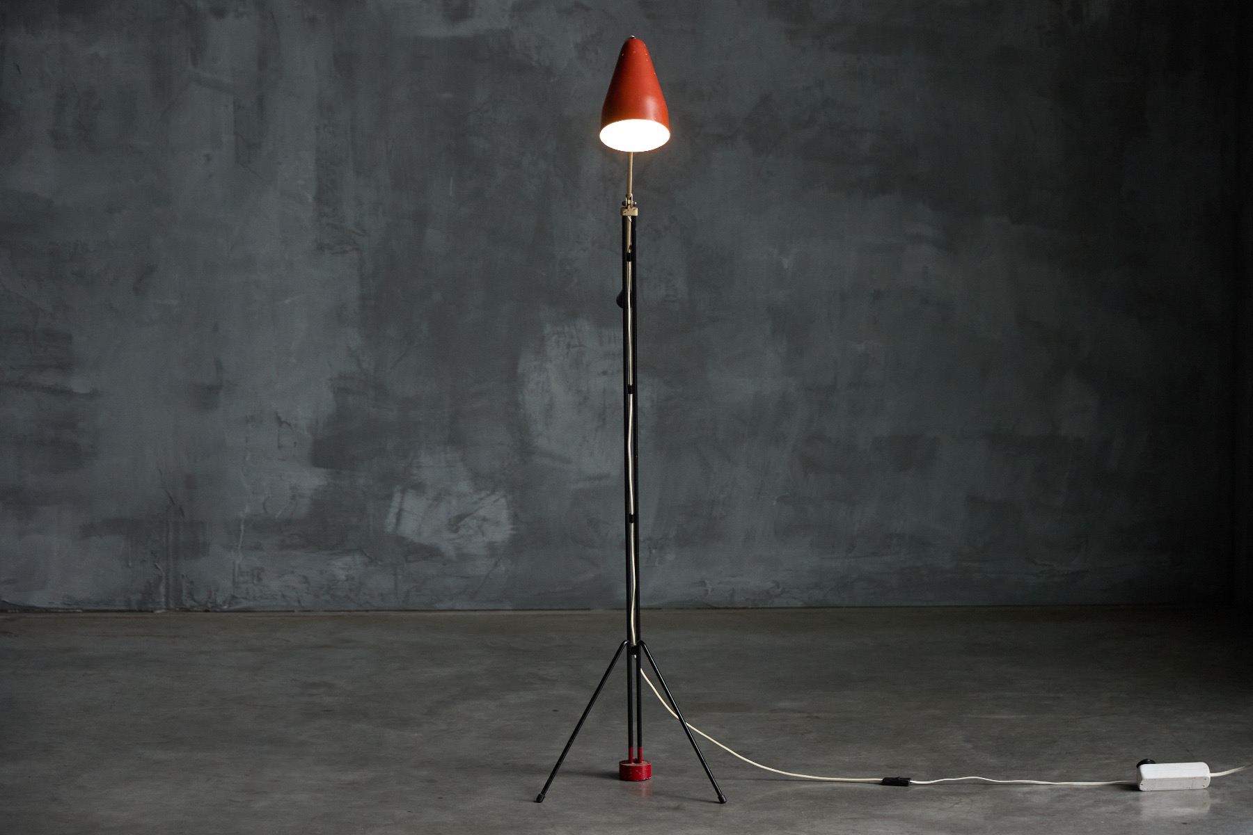 Iconic Grasshopper tripod floor lamp from the 1950s