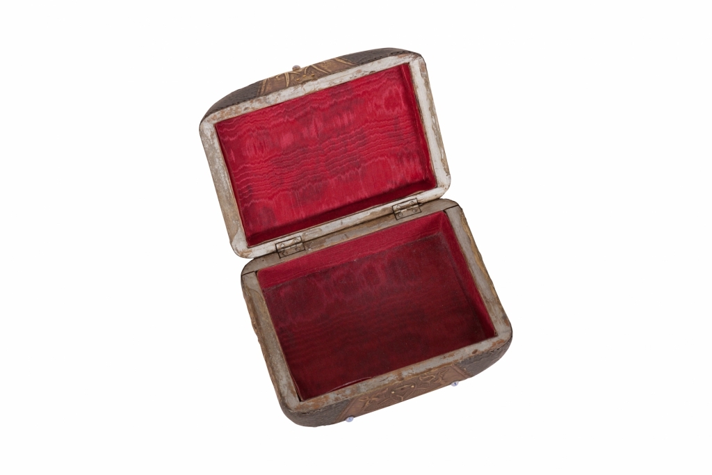 Antique jewellery box in art nouveau pearl style