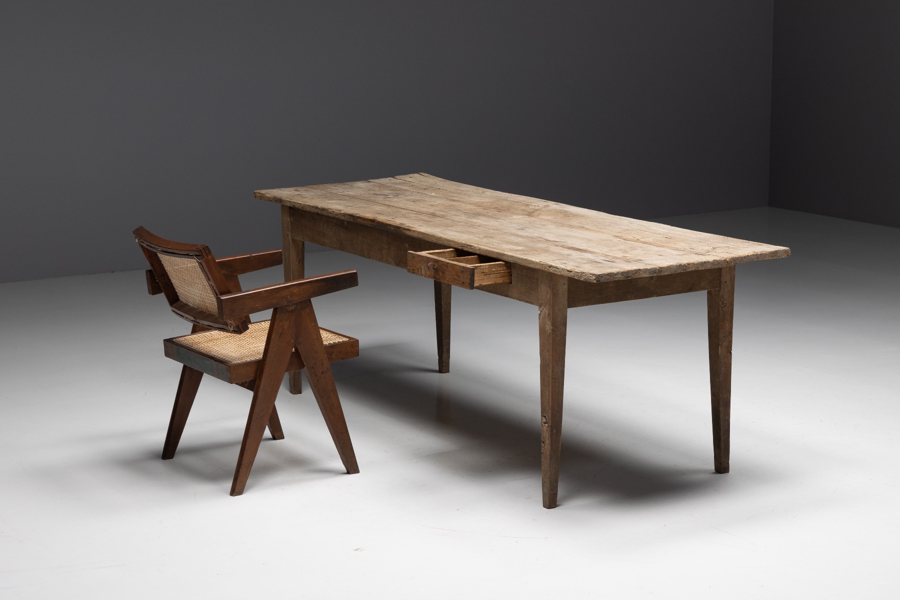 Antique travail populaire wood table