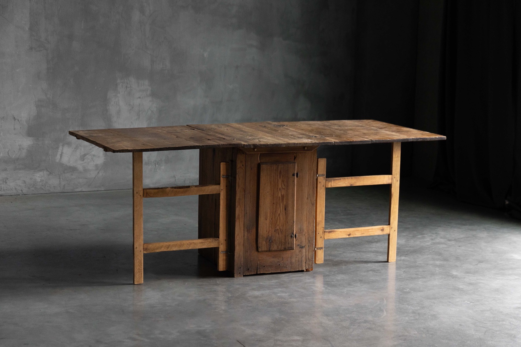Country drop leaf worktable with traditional construction