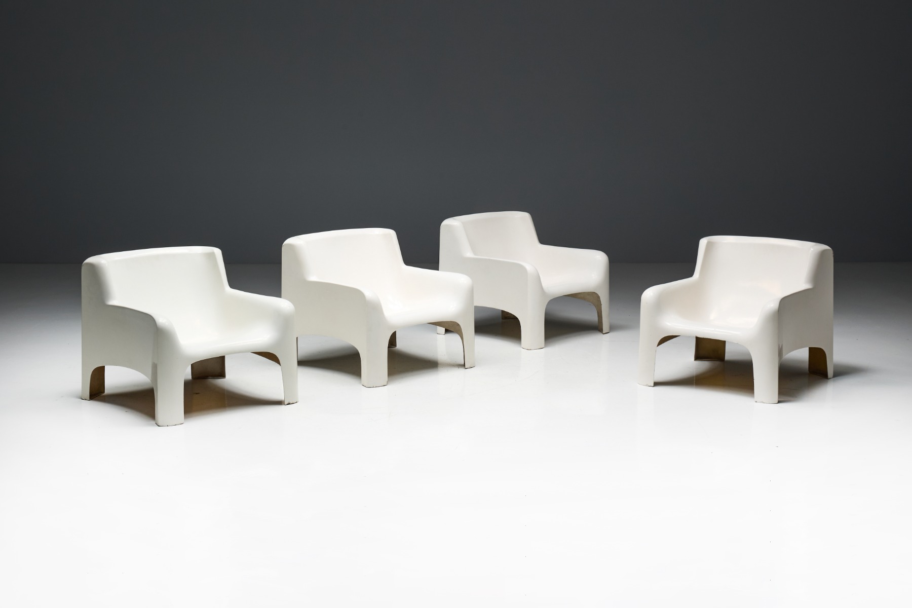 Italian design fiberglass coffee table by Carlo Bartoli