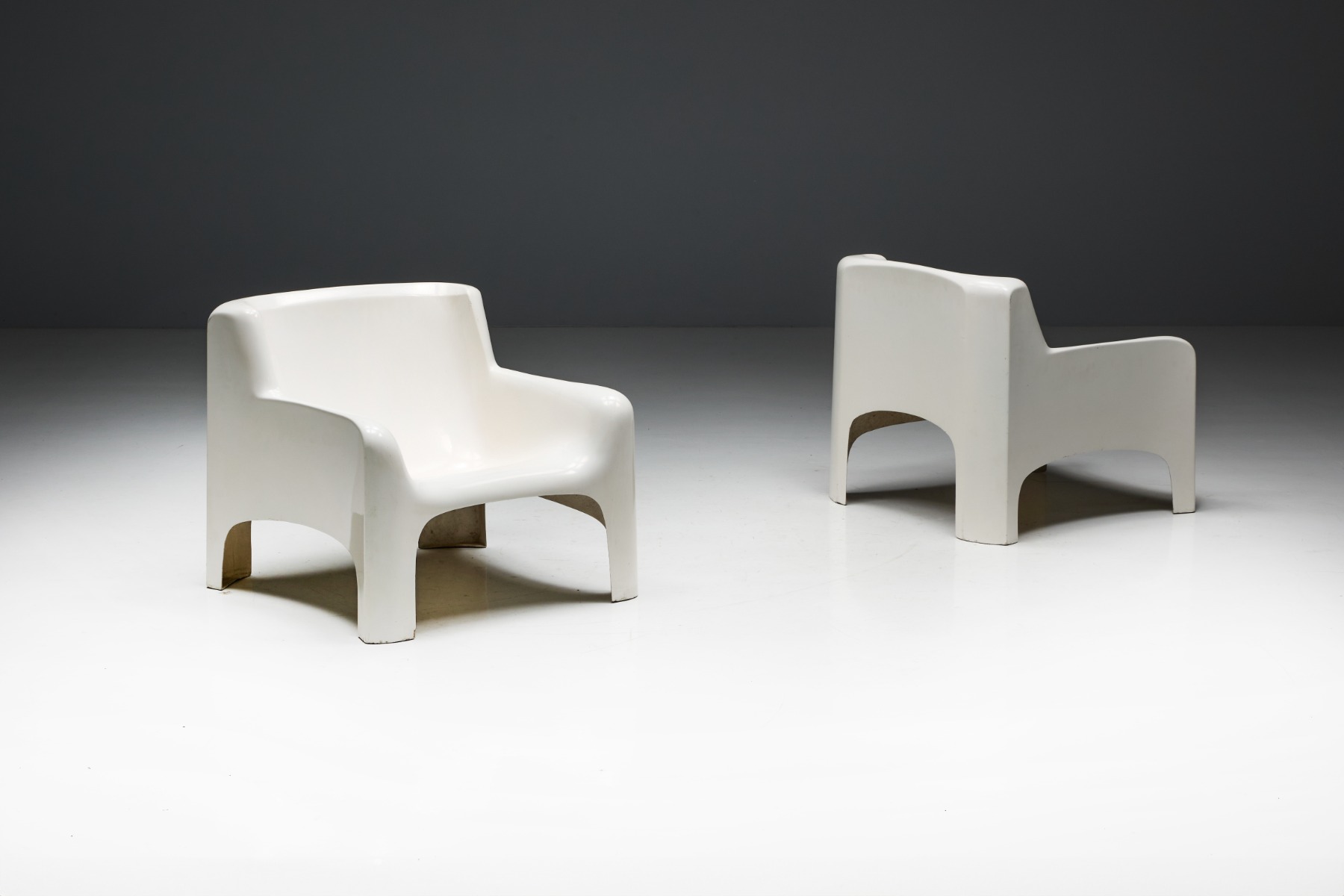 Italian design fiberglass lounge chairs by Carlo Bartoli