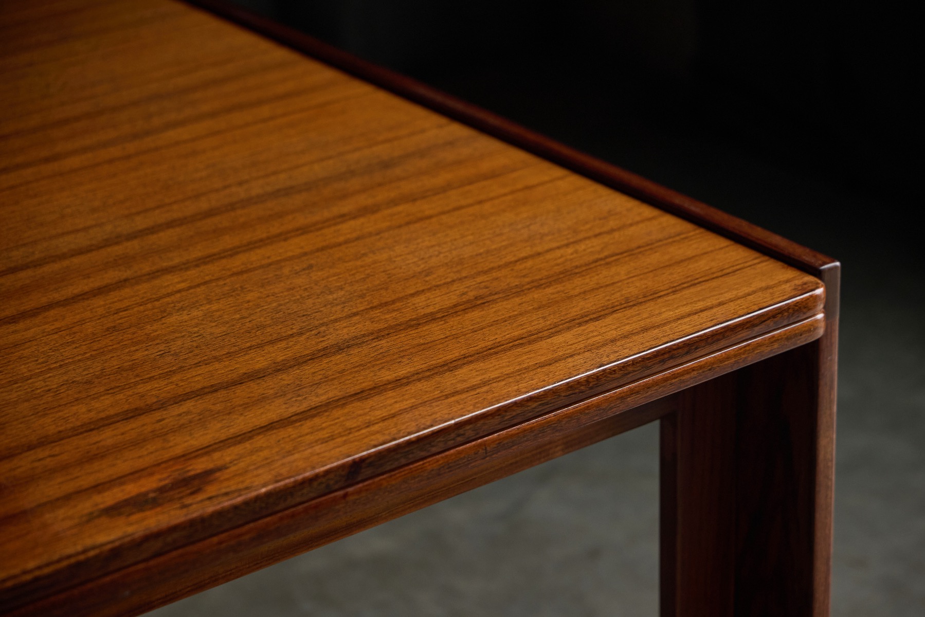 Mid century Italian dining table designed by Scarpa