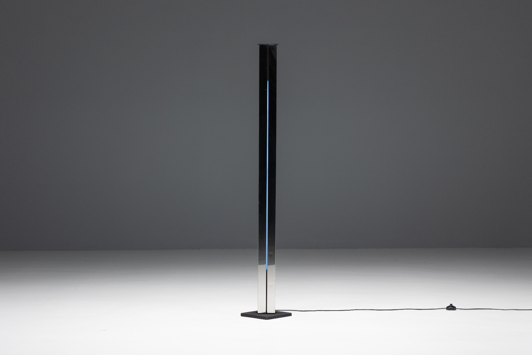 Italian modernist floor lamp by Sottsass 1970s
