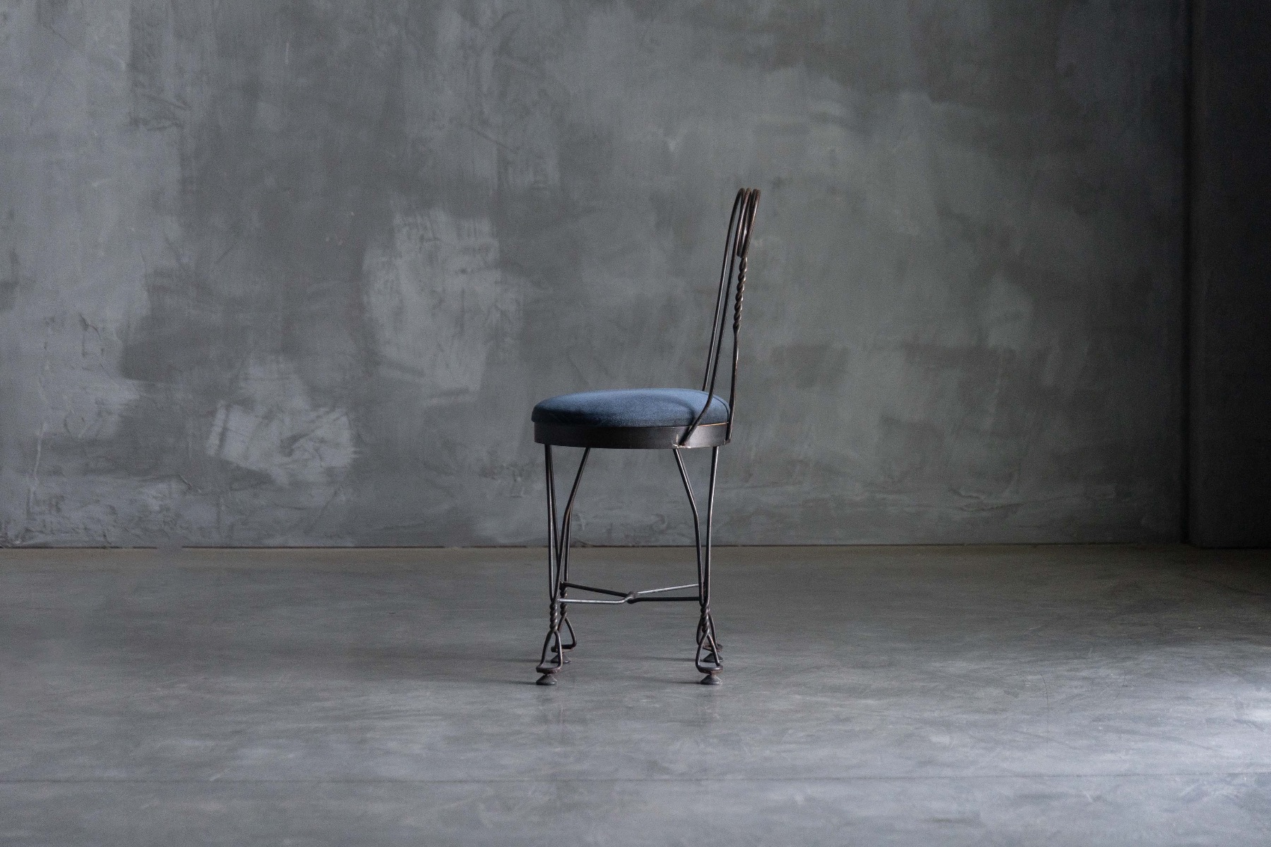 Mid century butterfly dining chair with iron construction