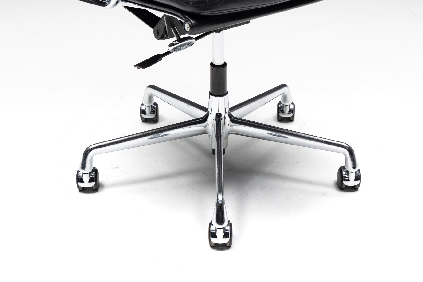 Mid century office chair EA216 by Charles and Ray Eames