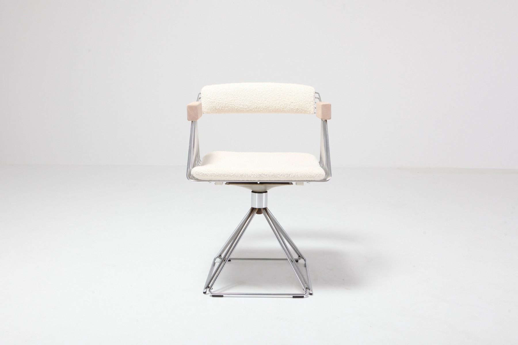 Postmodern swivel chairs in chromed steel wire style
