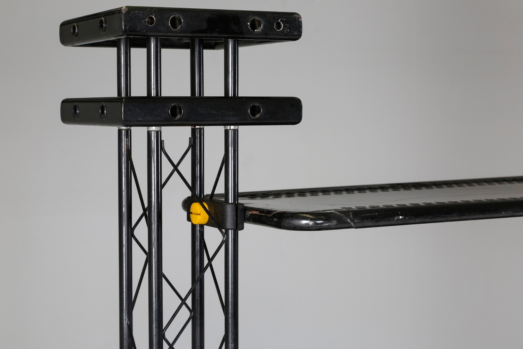 Postmodern wall shelving system Orezero design