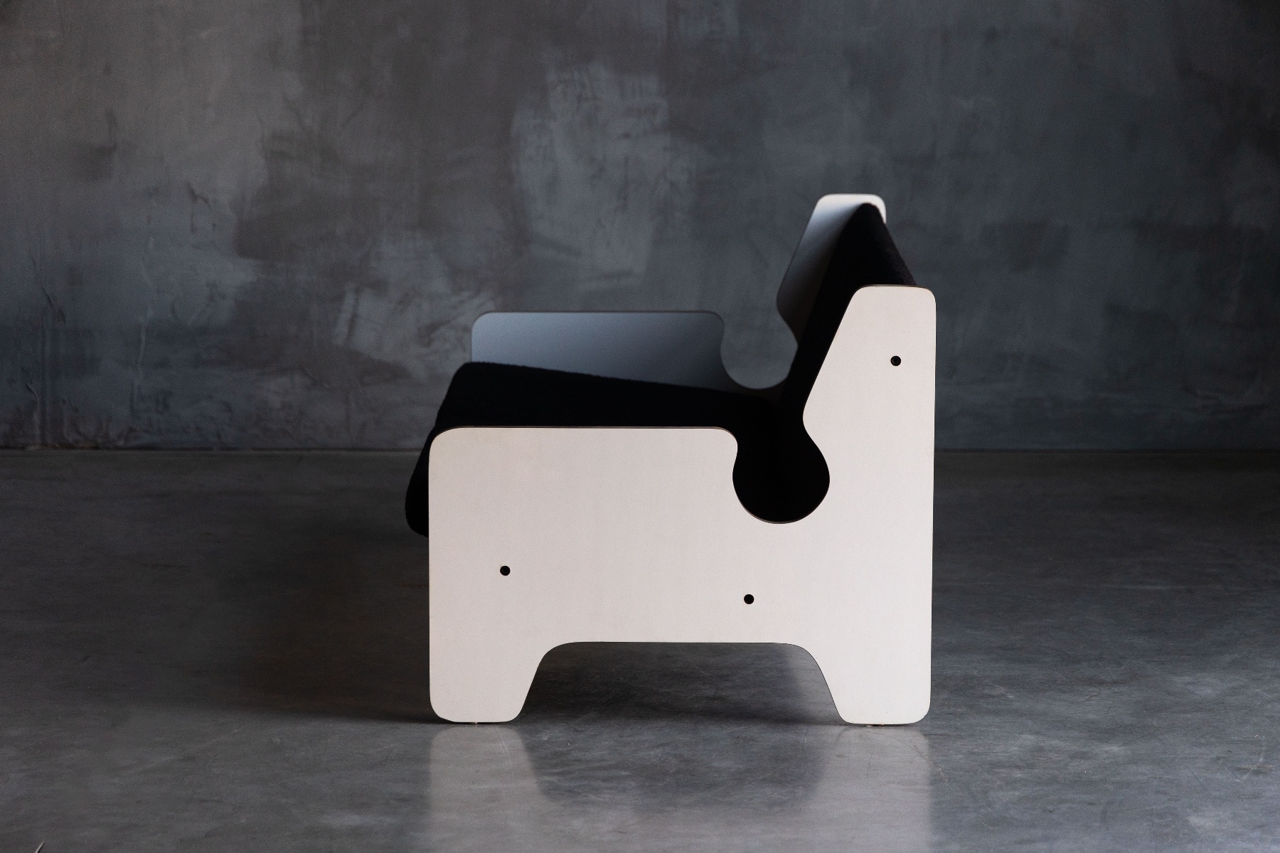 Retro Italian lounge chair in black and white design