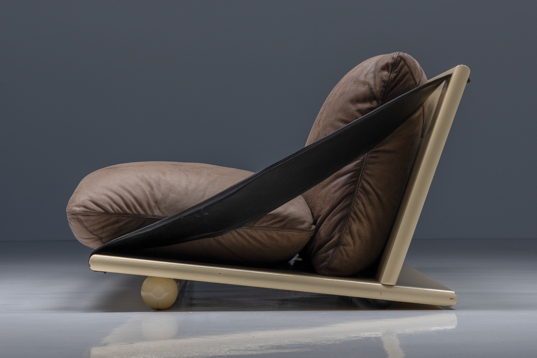 Retro two seater sofa in lacquer and leather from the 1970s