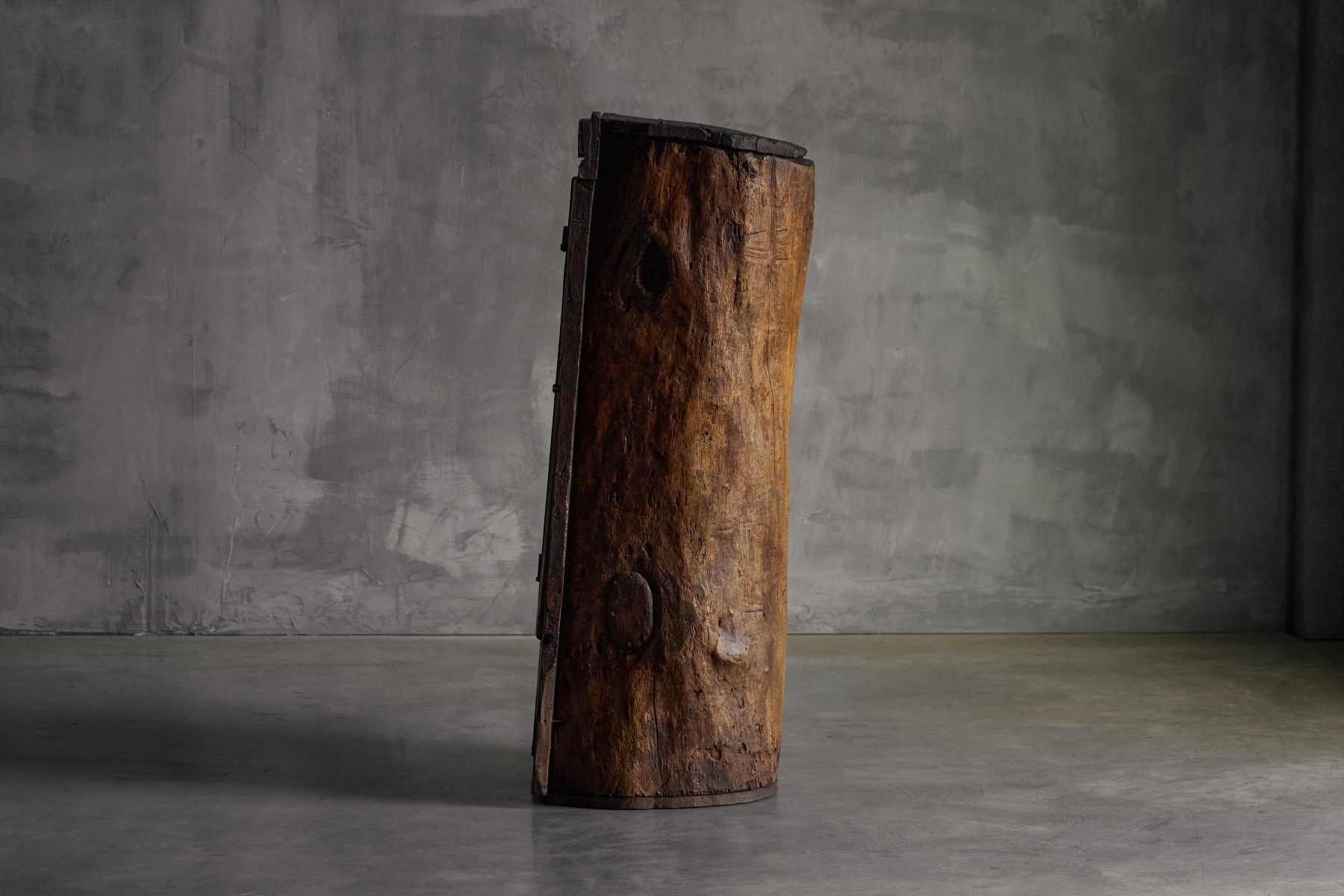 Rustic bonnetière cabinet dating to the 1800s
