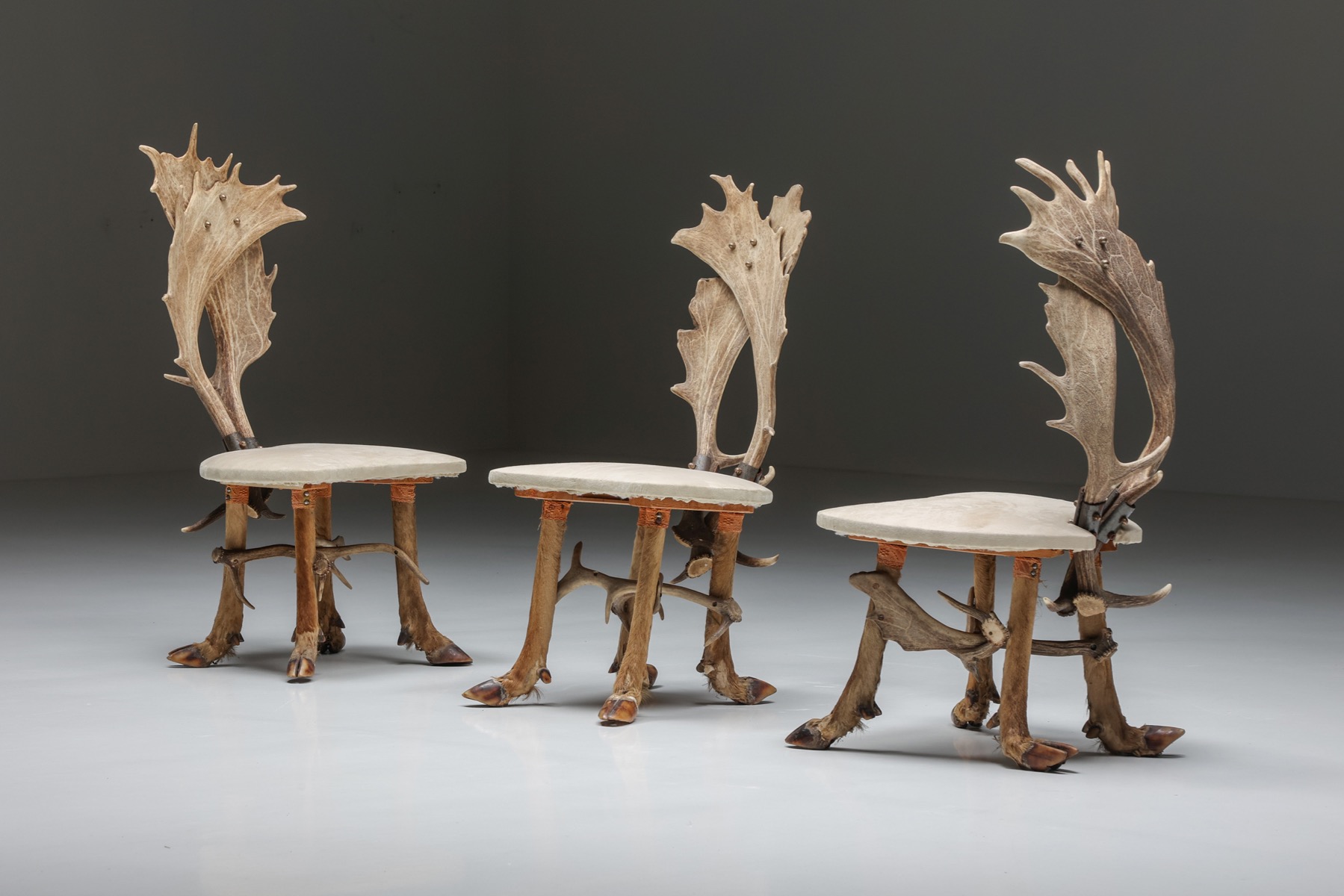 Scandinavian hunting chairs in leather and wood style