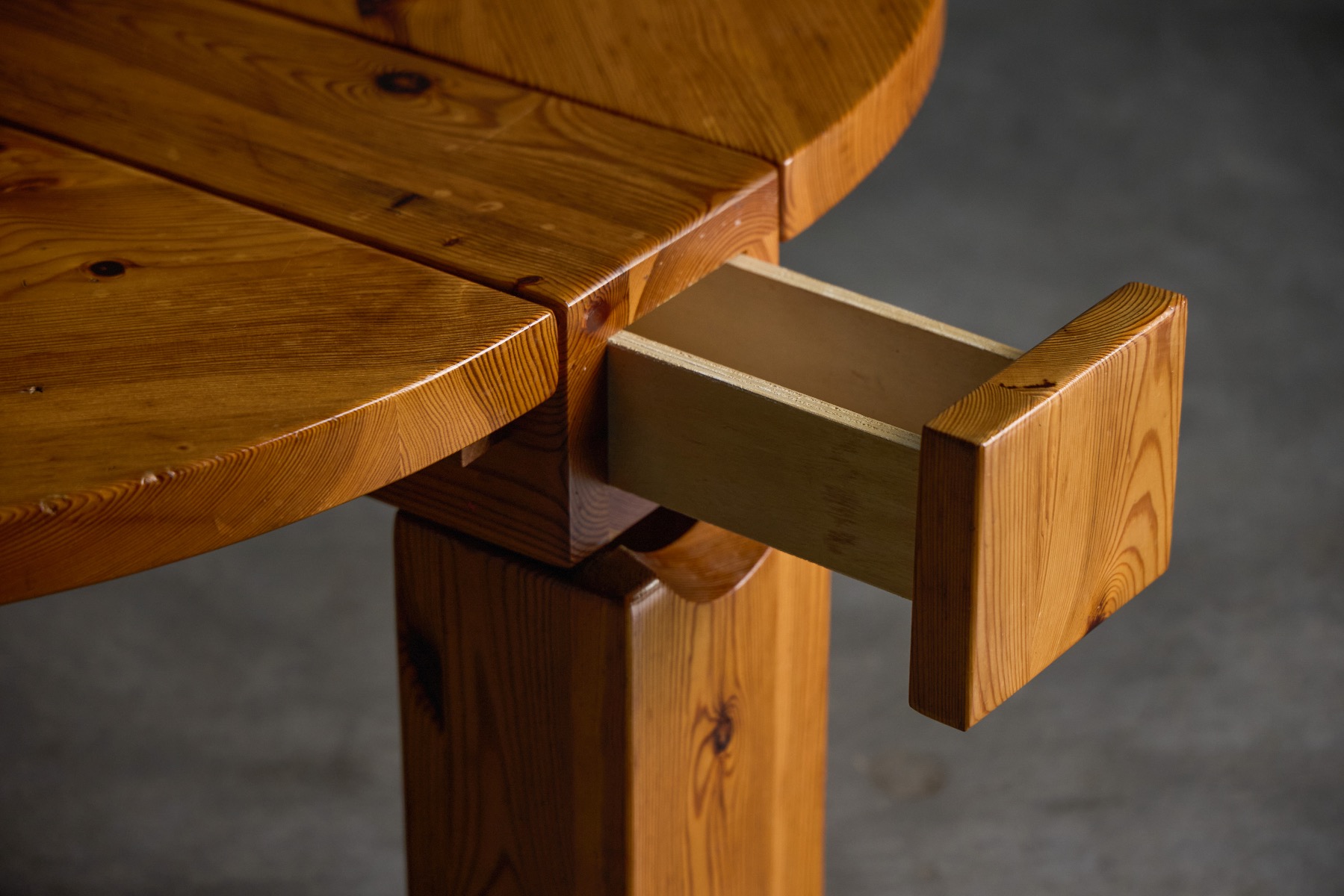 Sculptural pine wood coffee table with bold for
