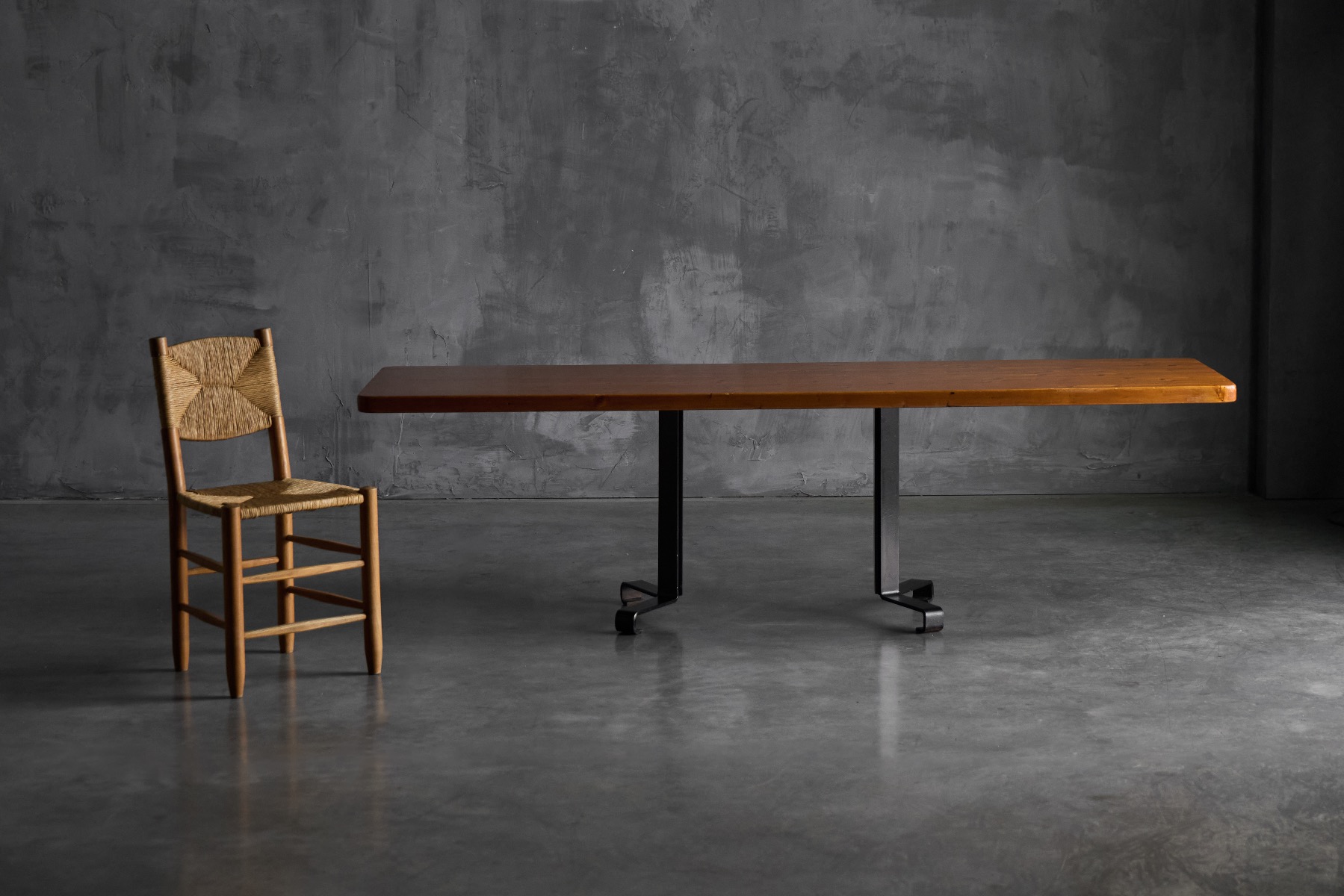 Alpine dining table Les Arcs 1800 with functional design