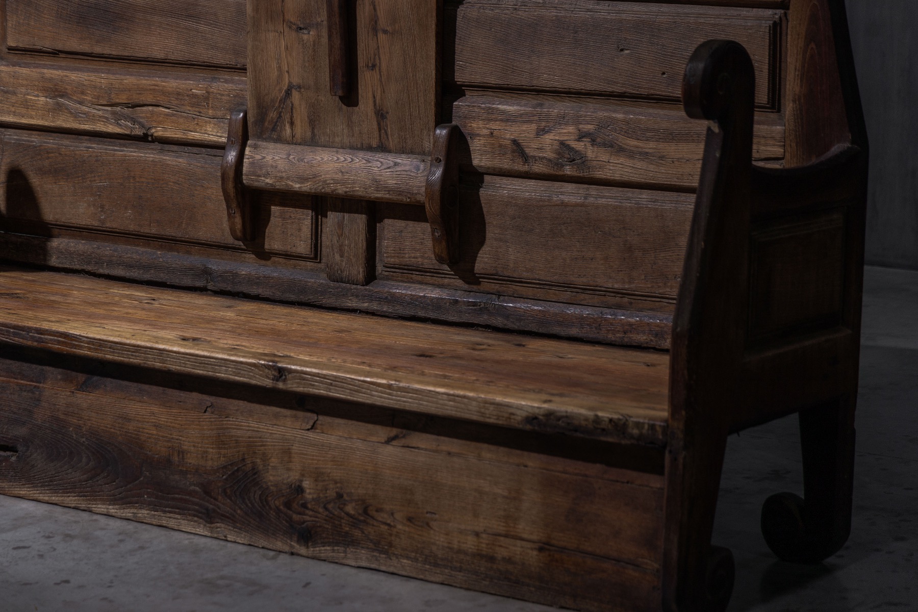 Heritage Alpine bench with built in folding surface