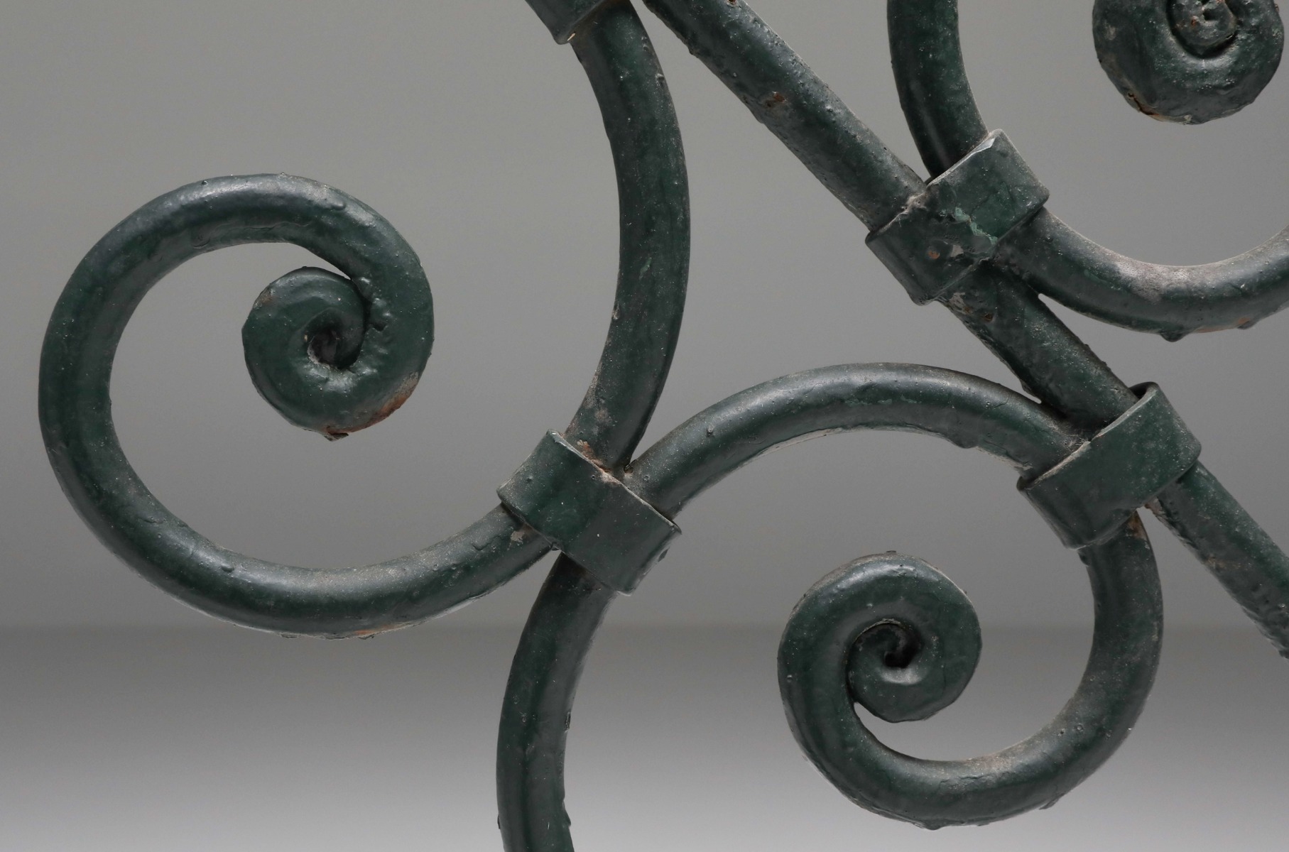 Antique style oriental room divider in wooden design