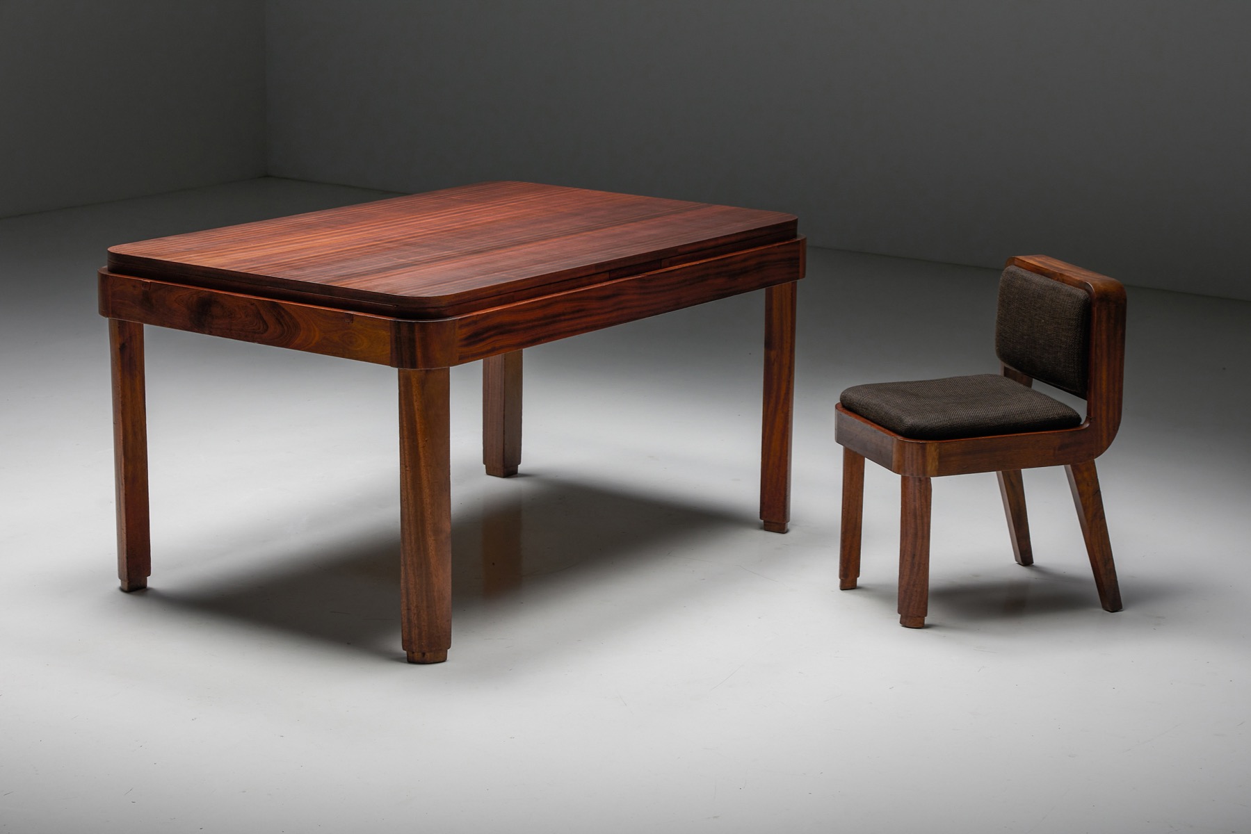Art deco style extendable dining table from the 1930s