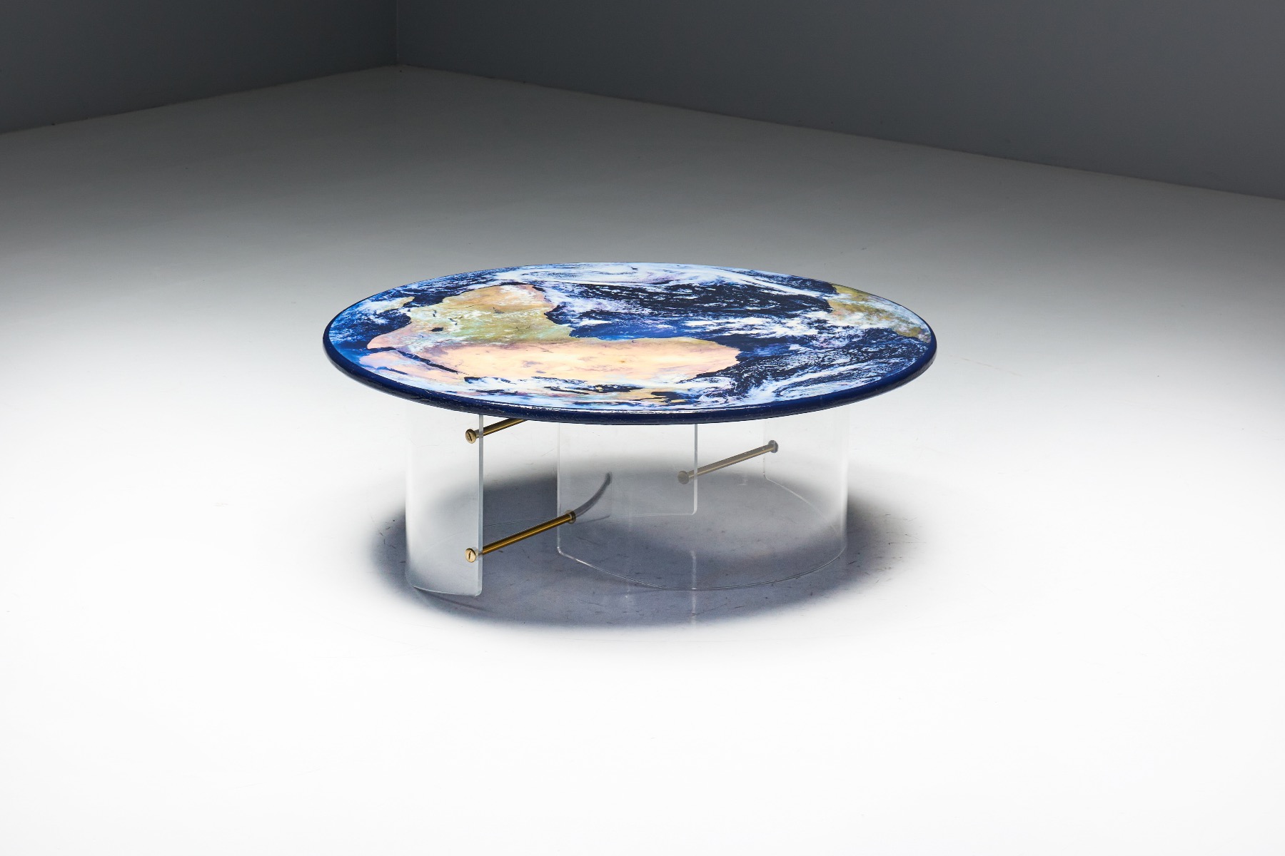 Designer globe coffee table with plexiglass from the 1990s
