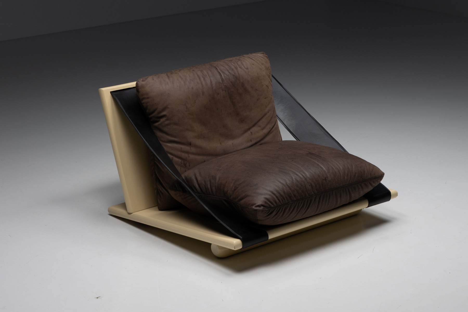 Designer lounge chairs in lacquer and leather from the 1970s