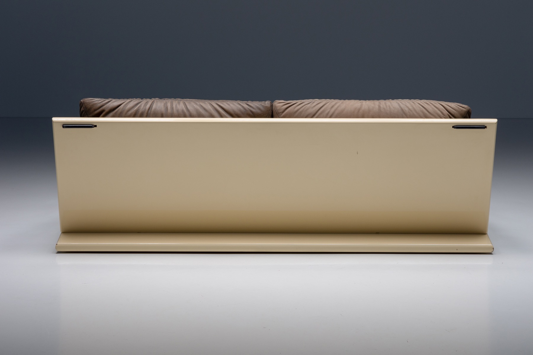 Designer two seater sofa in lacquer and leather from the 1970s